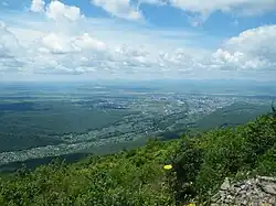 Pohled na město ze sopky Obzornaja (876 m n. m.)
