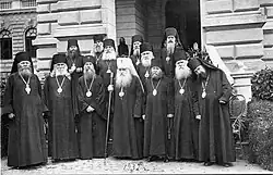 Sbor ruských biskupů a metropolity (v bílé kamilávce) v emigraci roku 1932