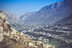 Pohled od jihu na obec Věrchnjaja Balkarija a soutěsku Čereku Balkarského