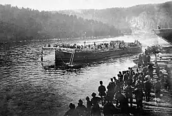 Nákladní člun tzv. „železné karavany“ na řece Čusové