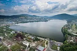 Ptačí pohled na město přes Běloreckou vodní nádrž