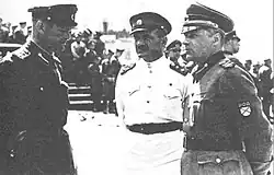 Zleva Bojarskij, Kromiadi a Žilenkov (s emblémem ROA) dne 22. června 1943 v Pskově