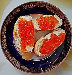 Ruský „butěrbrod“ s kaviárem