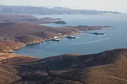 Záliv Abrek s Ruskou tichomořskou flotou, kvůli níž město zůstává uzavřeným