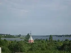 Vzedmutá hladina jezera Vselug