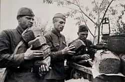 Vojáci nesou chléb