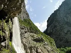 Soutěska s vodopádem, okolo skály