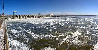 Hráz přehrady s elektrárnou v dubnu 2013