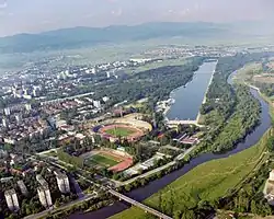 Letecký pohled na rovinu nad Plovdivem; vpravo dole teče Marica