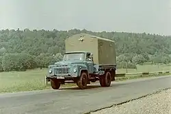 GAZ-52 valník s plachtou jako nákladní taxi