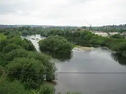 Řeka na dolním toku ve městě Kungur