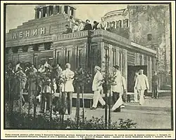 Provizorní mauzoleum v roce 1924