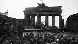 Básník Jevgenij Dolmatovskij čte své básně sovětským vojákům Rudé armády u Braniborské brány v Berlíně, v Německu okupovaném spojenci, 2. května 1945