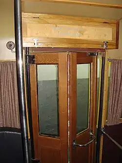 Asymetrické dvoudílné dveře se skládají k jedné straně