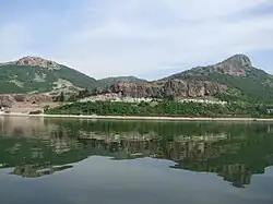 Celkový pohled na lokalitu Sredna Arda se stejnojmennou železniční zastávkou na břehu vodní nádrže Studen Kladenec