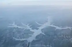 Letecký snímek nádrže spolu s přehradou