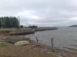 pohled na hladinu přehradní nádrže z břehu u vesnice Iljinskij