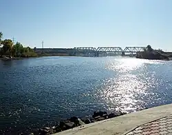 Železniční most přes řeku ve městě Kansk