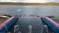 Kaskádová fontána v parkové zóně