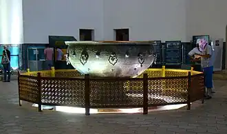 Bronzový obětní kotel v interiéru