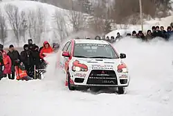 Jevgenij Novikov a Michail Lepechov s vozem Mitsubishi Lancer Evo X během zimní rallye Zolotyje Kupola 2012 v Jaroslavské oblasti
