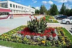 Náměstí v centru města, nalevo sídlo městské rady