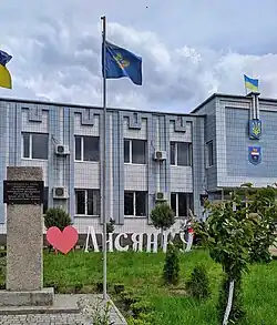 Lysjanská radnice s deskou připomínající zisk Magdeburského práva