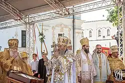 Arcibiskup Jiří s dalšími biskupy při bohoslužbě v Kyjevě