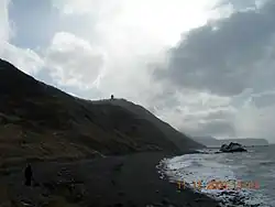 Maják Žonkijer (Jonquière) na břehu Tatarského průlivu, jižně od přístavu