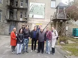 Mykola Horbal (3. zprava) s návštěvníky muzea politických vězňů (2024)