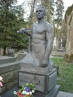 náhrobek se sochou Viktora Čukarina