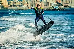 Muž skákající na jetsurfu