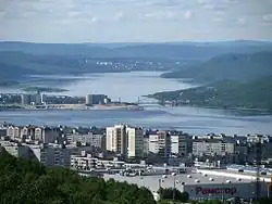 Pohled od Murmansku na část města Kola se Stalinským mostem přes záliv řeky Tulomy