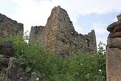 Ruiny středověké obytné věže v zaniklé obci Testarchoj