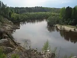 Pohled na strmý břeh Čižapky