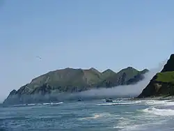 Skalnaté pobřeží ostrova Mědnyj