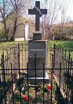 Náhrobek štábního kapitána Alexandra Alexandroviče Ozerova ze 123. kozlovského pěšího pluku, padl při dobývání Nikopole 3. července 1877