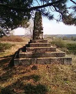 Náhrobek majora Vasilije Nikolajeviče Volčaněckého z 20. haličský pěší pluk padlého při dobývání Nikopole 3. července 1877