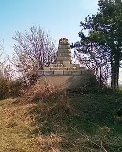 Pomník nad společným hrobem štábního kapitána Alexandra Čuta a praporčíka Viktora Andrejevského z 18. vologdského pěšího pluku padlých při dobývání Nikopole 3. července 1877 a pohřbených v redutě č. 1 pevnosti Nikopol