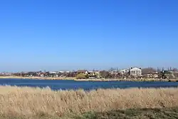 Sacké jezero, v pozadí Saky