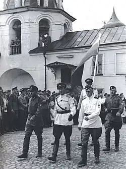 Přehlídka v Pskově 22. června 1943. Grigorij Pavlovič von Lamsdorf nese prapor, plukovník Sacharov s důstojníky v popředí.