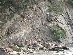 Pohled na erodovanou skálu u řeky