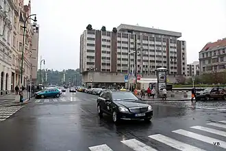 Náměstí Miloše Formana (napravo) a Fairmont Golden Prague