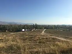 Pohled na vesnici Dolneni z dálky