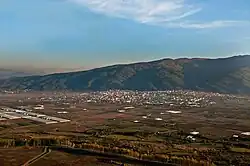 Ptačí pohled na město z pohoří Belasica