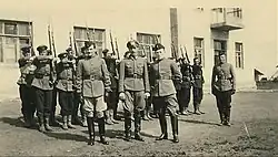 RNNA v Osintorfu S.N. Ivanov vpravo od německého důstojníka. Vlevo Ivan Konstantinovič Sacharov. Rok 1942.