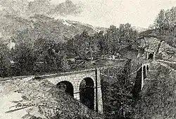 Černobílý obraz zachycující železniční most přes údolí v Užoku