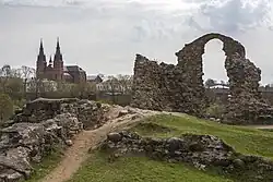 Místní katedrála s troskami hradu v Rēzekne