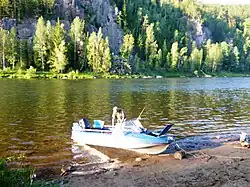 Rybář na břehu řeky