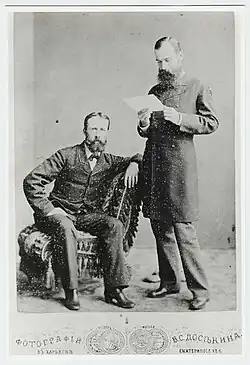 Synové Johna Hughese: Hughes John James junior (sedí) a Uzz Iver – ředitelé Juzovského závodu Novorossijské společnosti